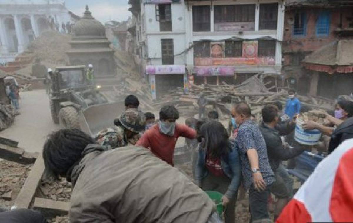 Imágenes de terror: Fuerte terremoto provoca 19 muertos, 200 heridos y 30 mil turistas evacuados en China