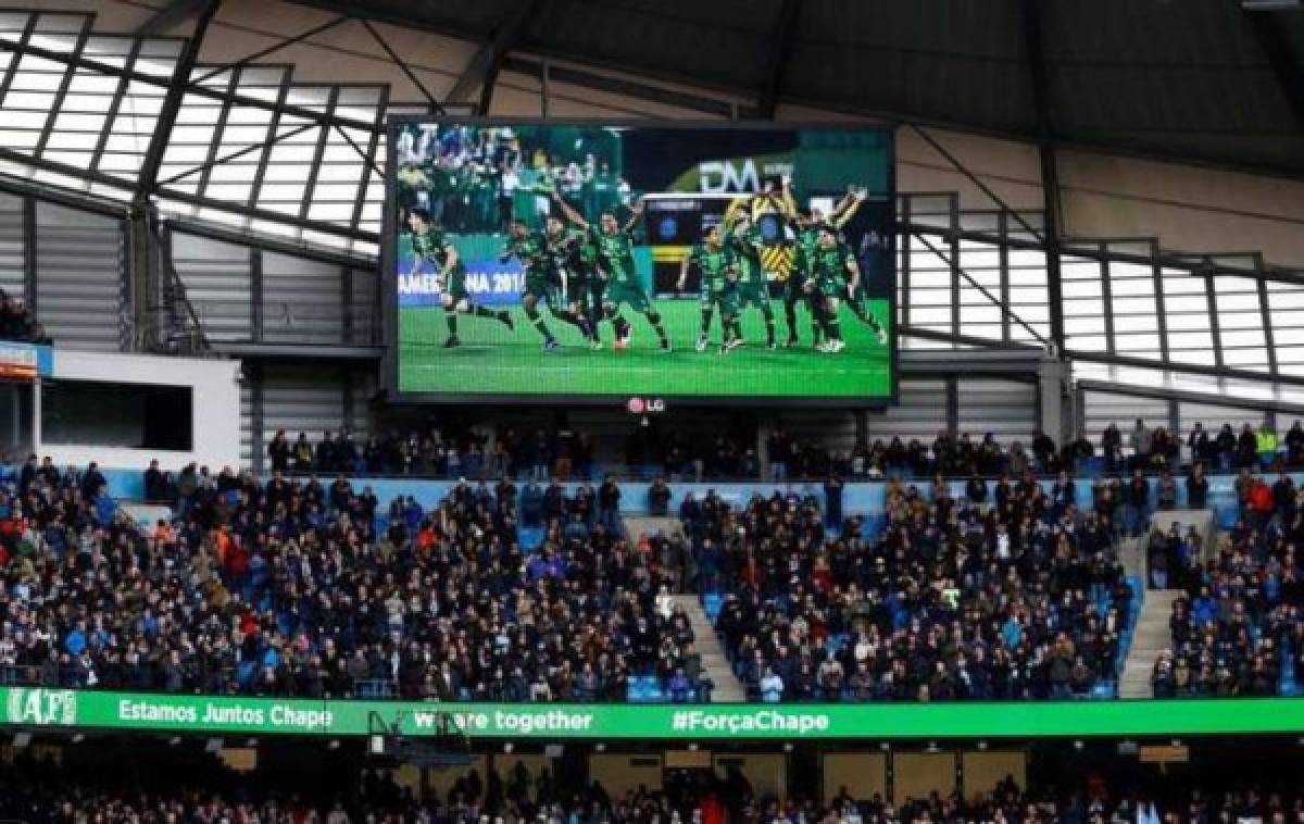 Superestrellas del fútbol realizan homenaje al Chapecoense en diferentes ligas del mundo