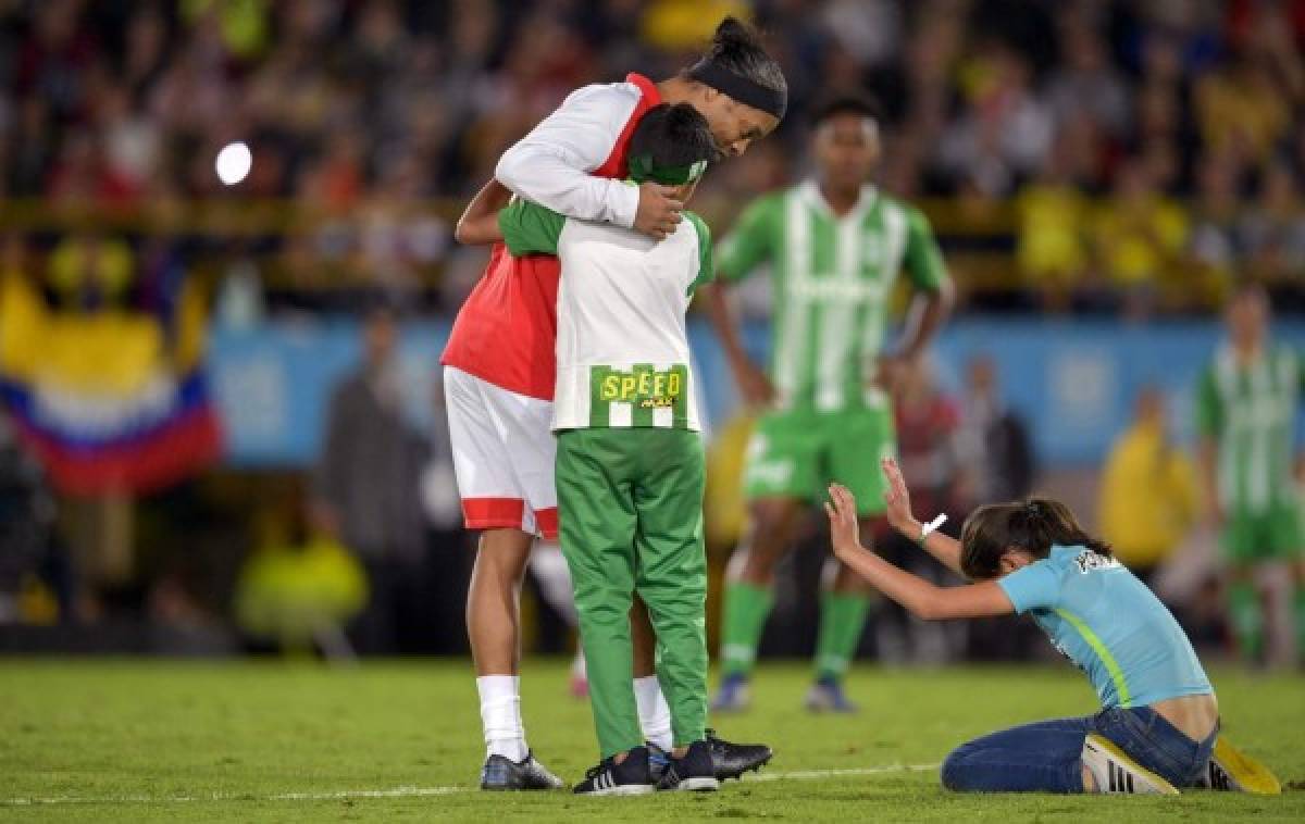 Ronaldinho provoca locura en Colombia: Estadio lleno, abrazo con leyenda y máximo respeto