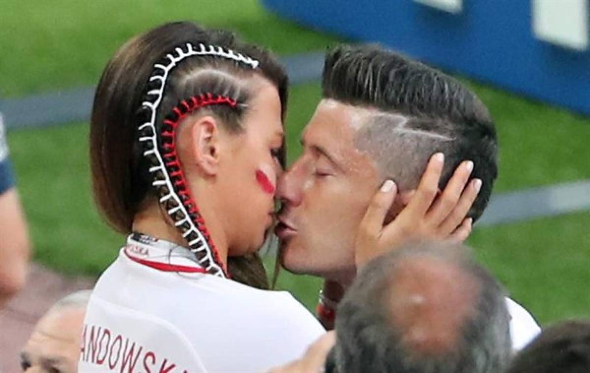 Momento romántico del Mundial: Lewandowski buscó a su novia y fue consolado tras la derrota