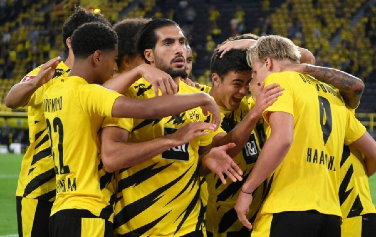 Dortmund's Norwegian forward Erling Braut Haaland (R) celebrates with teammates scoring a penalty during the German first division Bundesliga football match Borussia Dortmund v Borussia Moenchengladbach in Dortmund, western Germany on September 19, 2020. (Photo by Ina Fassbender / AFP) / DFL REGULATIONS PROHIBIT ANY USE OF PHOTOGRAPHS AS IMAGE SEQUENCES AND/OR QUASI-VIDEO