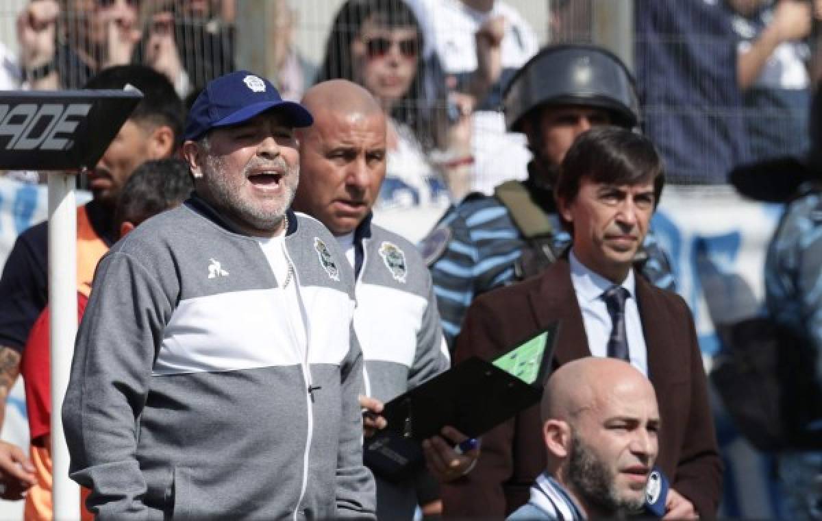 Argentine former football star Diego Armando Maradona (L) and new team coach of Gimnasia y Esgrima La Plata gestures during their Argentina First Division Superliga football match against Racing Club, at El Bosque stadium, in La Plata city, Buenos Aires province, Argentina, on September 15, 2019. (Photo by ALEJANDRO PAGNI / AFP)