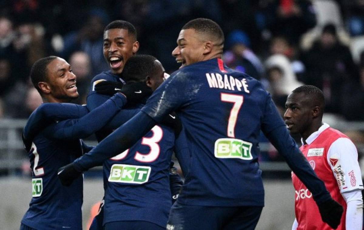 Paris Saint-Germain's French forward Kylian Mbappe (C) and teammates celebrate after winning the French League Cup semi-final football match between Stade de Reims and Paris Saint-Germain at the Auguste Delaune Stadium in Reims on January 22, 2020. - PSG won the match 0-3. (Photo by FRANCK FIFE / AFP)
