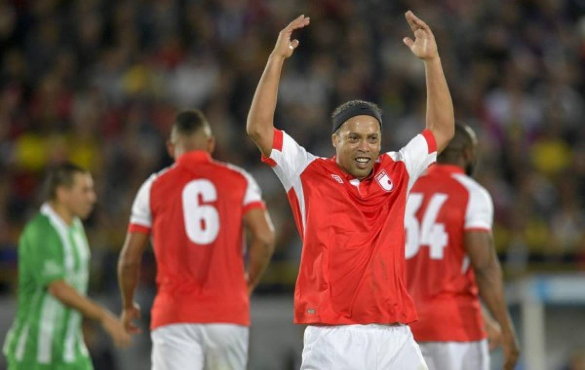 Ronaldinho provoca locura en Colombia: Estadio lleno, abrazo con leyenda y máximo respeto