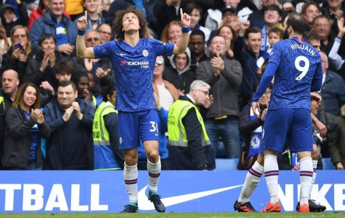Chelsea's Brazilian defender David Luiz (L) celebrates scoring his team's second goal during the English Premier League football match between Chelsea and Watford at Stamford Bridge in London on May 5, 2019. (Photo by Daniel LEAL-OLIVAS / AFP) / RESTRICTED TO EDITORIAL USE. No use with unauthorized audio, video, data, fixture lists, club/league logos or 'live' services. Online in-match use limited to 120 images. An additional 40 images may be used in extra time. No video emulation. Social media in-match use limited to 120 images. An additional 40 images may be used in extra time. No use in betting publications, games or single club/league/player publications. /