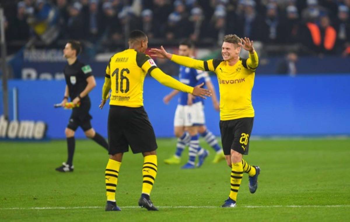Dortmund's players react after the German first division Bundesliga football match Schalke 04 vs Borussia Dortmund on December 8, 2018 in Gelsenkirchen. (Photo by Patrik STOLLARZ / AFP) / RESTRICTIONS: DFL REGULATIONS PROHIBIT ANY USE OF PHOTOGRAPHS AS IMAGE SEQUENCES AND/OR QUASI-VIDEO