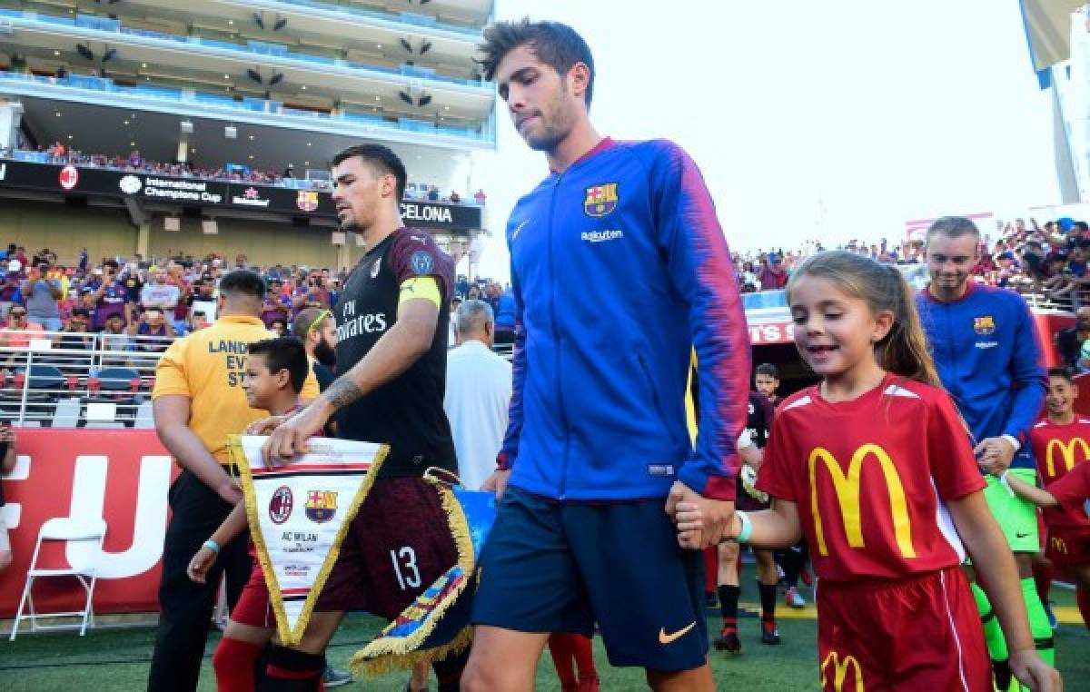 Captains Alessio Romagnoli of AC Milan (L) and Sergi Roberto of Barcelona (R) lead their teams onto the pitch for the International Champions Cup (ICC) friendly football match between Barcelona and AC Milan in Santa Clara, California, on August 4, 2018. / AFP PHOTO / Frederic J. BROWN