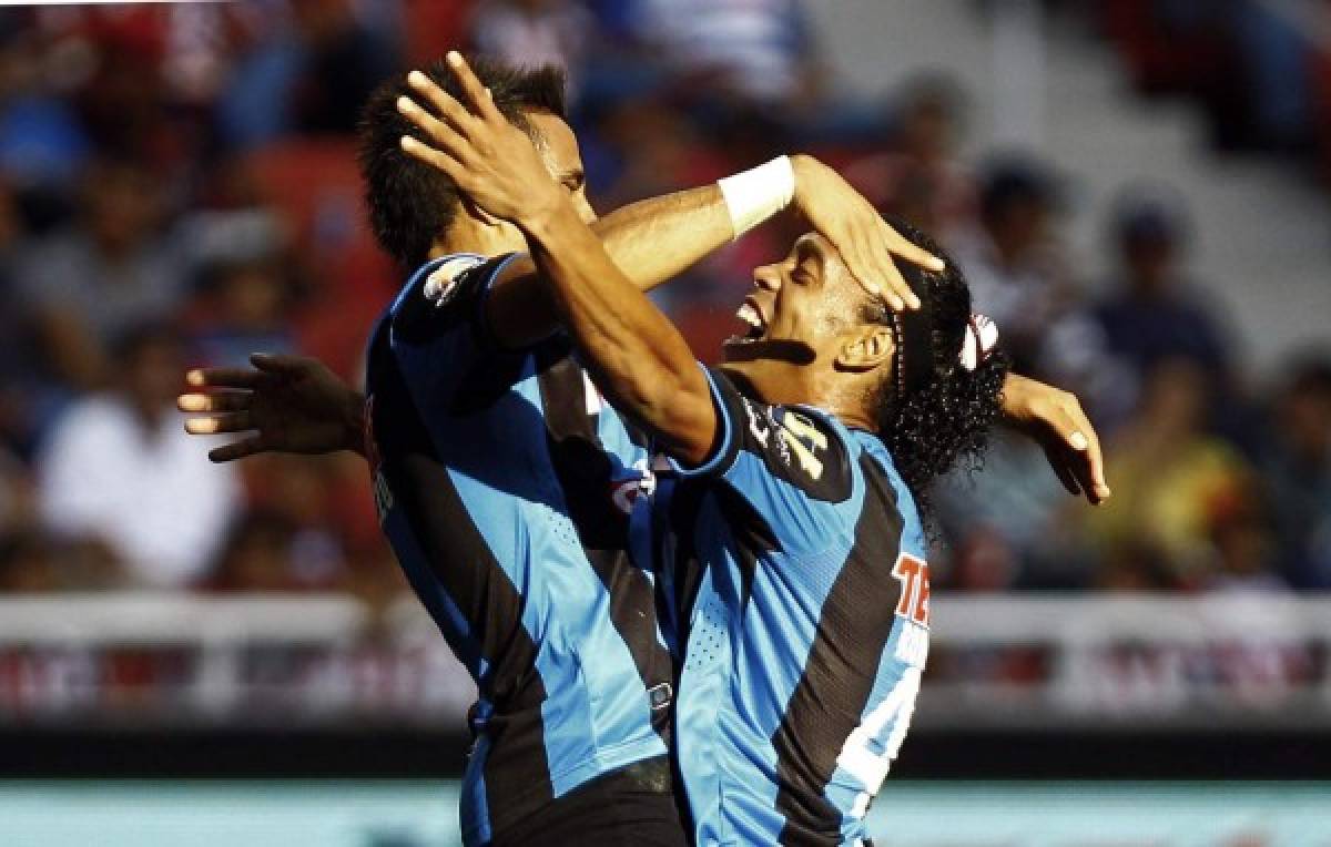 Ronaldinho anota su primer gol con Querétaro