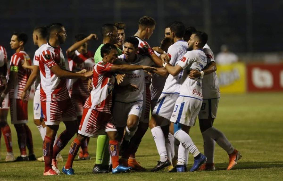 NO SE VIO: Futbolistas oliendo alcohol y pieza del Vida con cinta adhesiva en su camisa