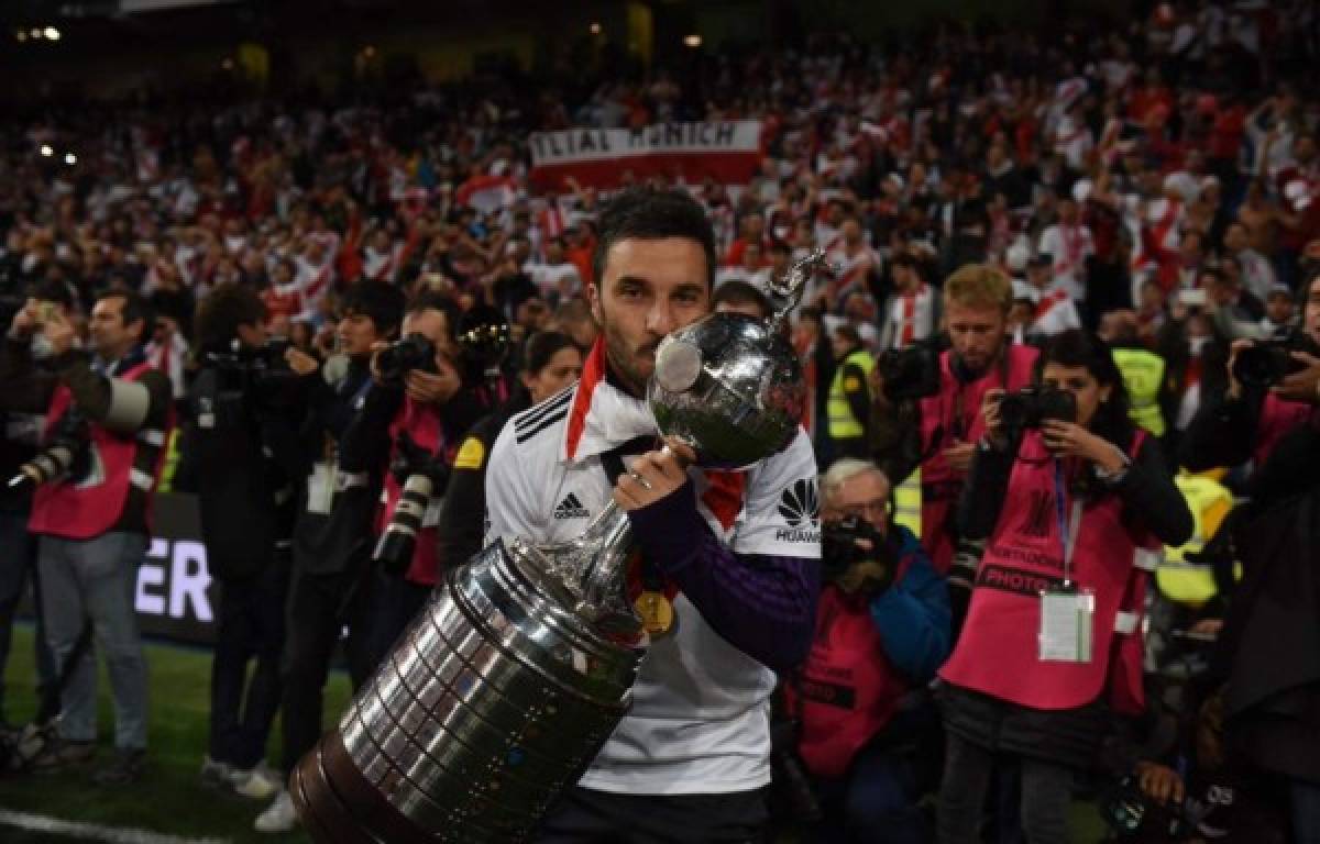 El júbilo de los aficionados de River Plate tras conseguir la Copa Libertadores en el Bernabéu