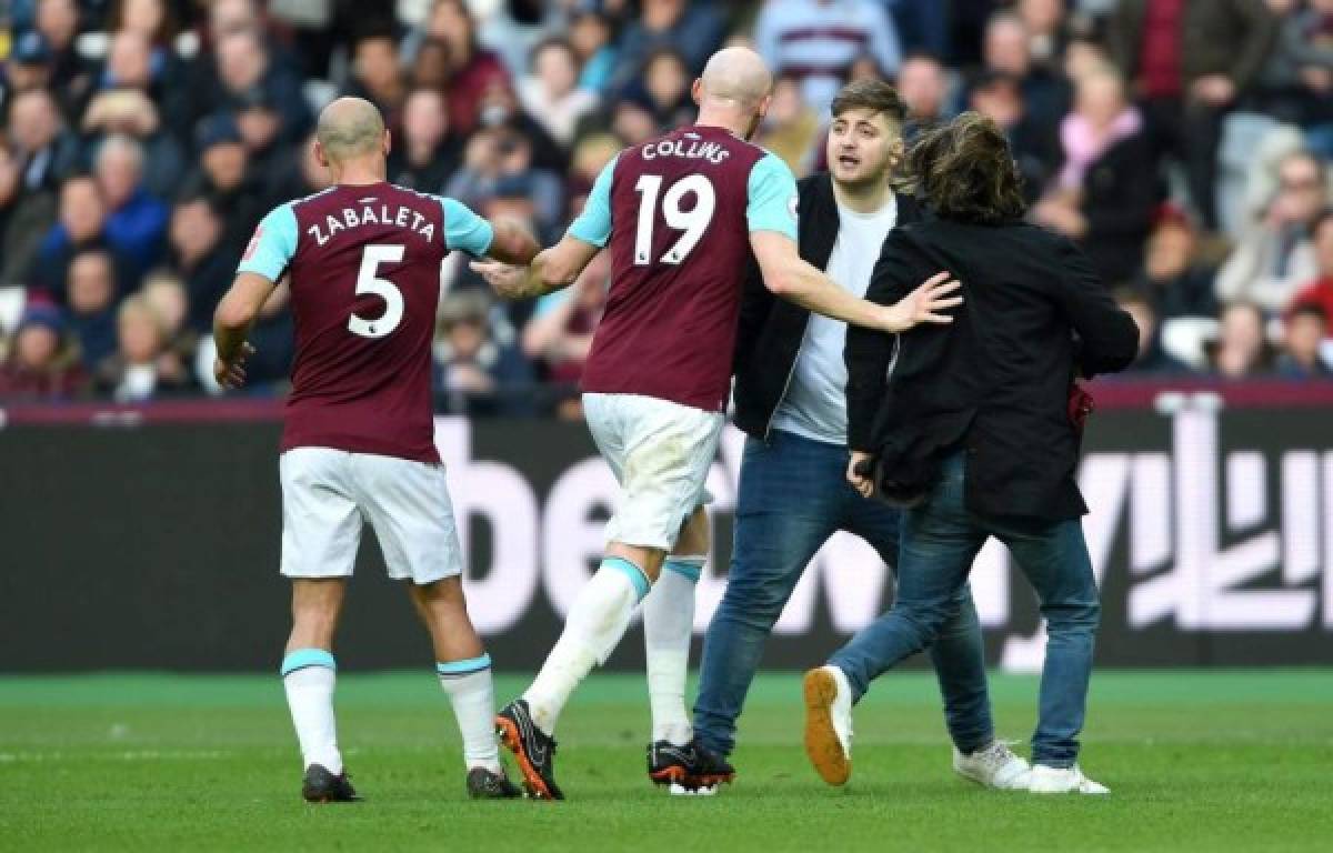 Impactante: Aficionados del West Ham encarar a jugadores y también al dueño