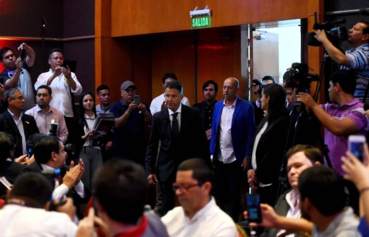 Colombian coach Juan Carlos Osorio (C) arrives at his presentation as manager of the Paraguayan national football team, in Asuncion, on September 7, 2018.Colombian Juan Carlos Osorio, who coached Mexico at the World Cup in Russia, has been appointed Paraguay coach to lead them into the 2019 Copa America and the next World Cup. He was offered jobs by Costa Rica, South Korea and Egypt as well as clubs in Brazil and Mexico, but Paraguay's offer of a long-term contract won out. / AFP PHOTO / Norberto DUARTE