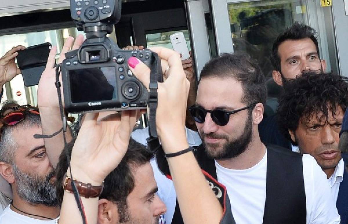 Fotos: Gonzalo Higuaín, recibido como una celebridad en Turín