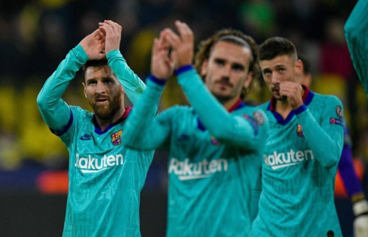 Barcelona's Argentine forward Lionel Messi (L) applauds with Barcelona's French forward Antoine Griezmann and Barcelona's French defender Clement Lenglet after the UEFA Champions League Group F football match Borussia Dortmund v FC Barcelona in Dortmund, western Germany, on September 17, 2019. (Photo by SASCHA SCHUERMANN / AFP)