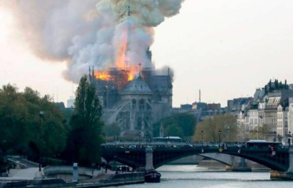 Tristes imágenes: Así agarró fuego la reconocida catedral de Notre Dame en París