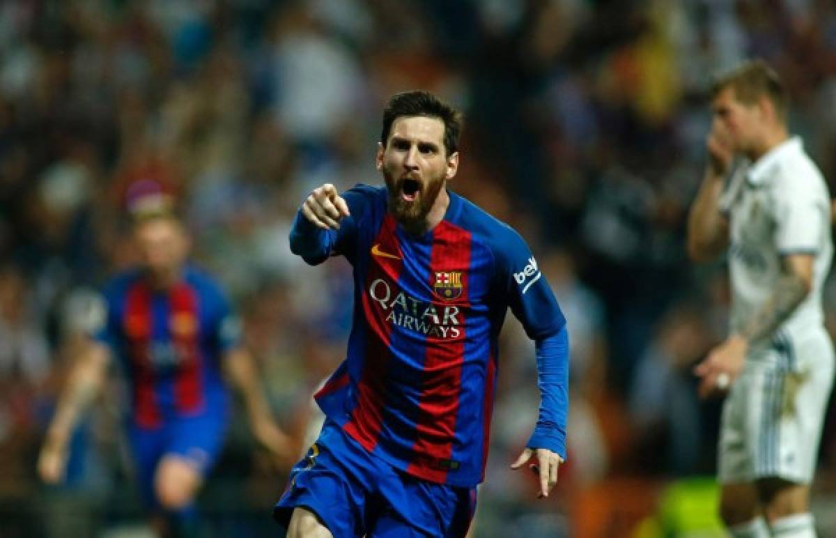 TOPSHOT - Barcelona's Argentinian forward Lionel Messi celebrates after scoring during the Spanish league Clasico football match Real Madrid CF vs FC Barcelona at the Santiago Bernabeu stadium in Madrid on April 23, 2017. / AFP PHOTO / OSCAR DEL POZO