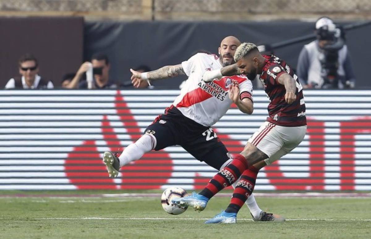 Flamengo's Gabriel Barbosa (R) and River Plate's Javier Pinola vie for the ball during their Copa Libertadores final football match at the Monumental stadium in Lima, on November 23, 2019. (Photo by Luka GONZALES / AFP)