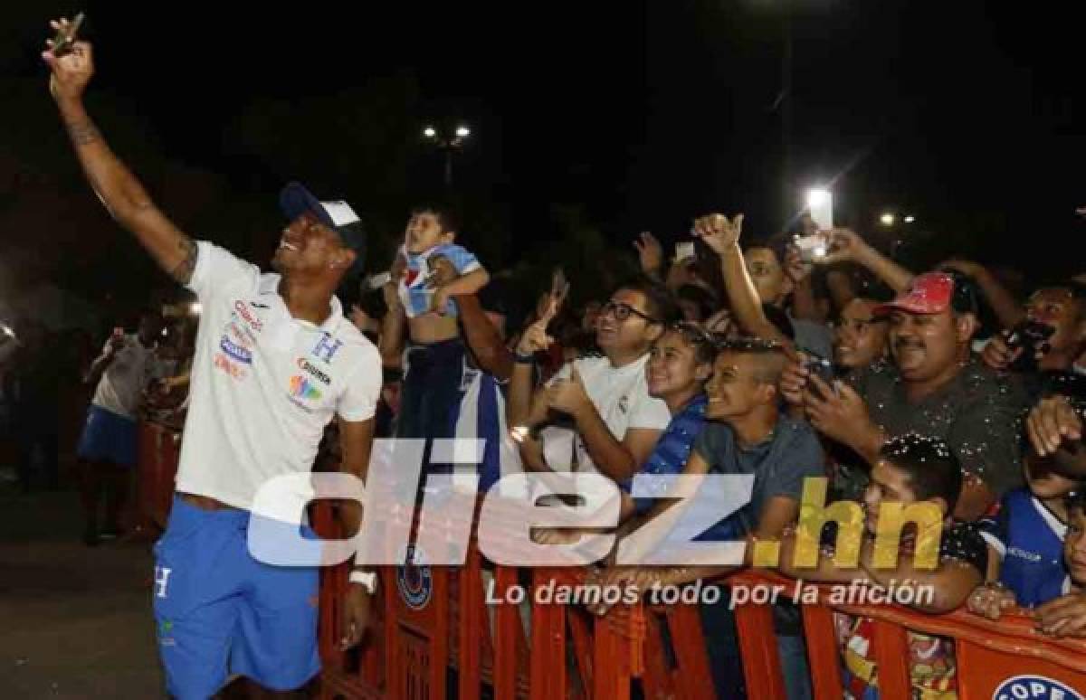 FOTOS EN CHOLOMA: El baile de Pinto, la selfie de Costly y el hombre vestido de mujer