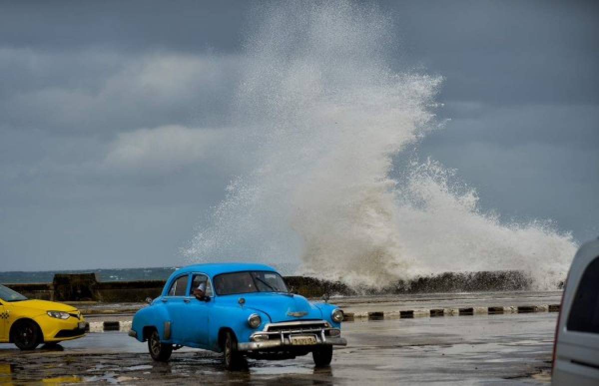 Tormenta tropical Eta deja Cuba y se fortalece nuevamente en su ruta a Florida