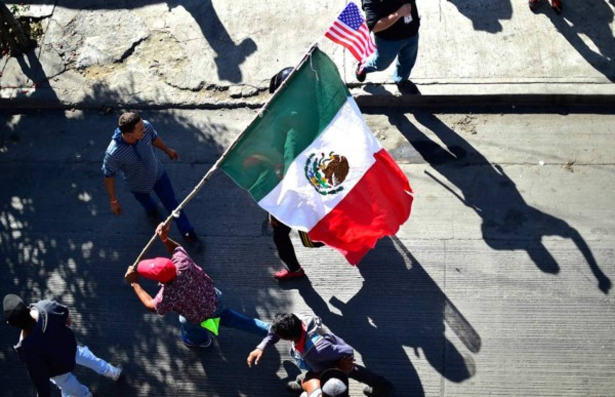 FOTOS: Migrantes de caravana rompen cerco policial e intentan cruzar frontera a Estados Unidos