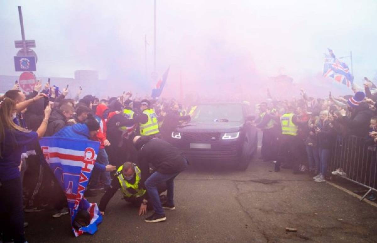 Niños heridos, policías y botellas al aire: Así fue la eufórica celebración de la afición del Rangers de Escocia tras campeonizar