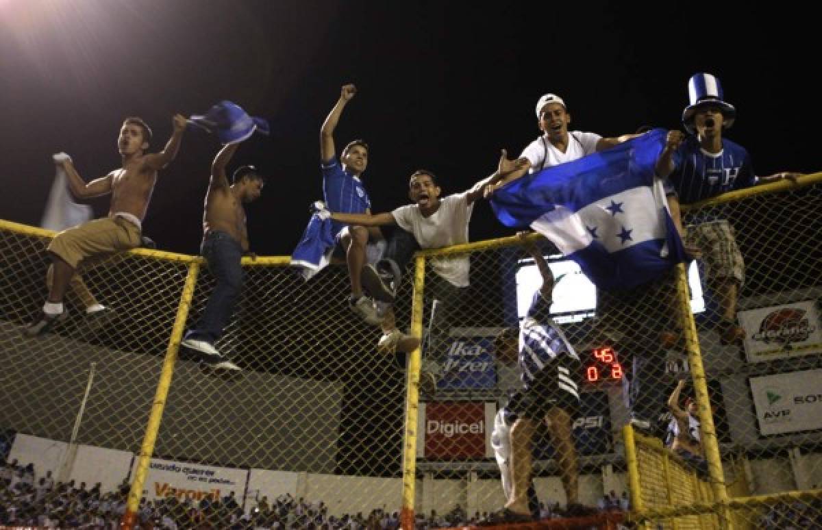 Aficionados hondureÃ±os celebran en el estadio cuscatlan la clasificaciÃ³n de la selecciÃ³n de Honduras al Mundial SudÃ¡frica 2010 luego del triunfo ante El Salvador - octubre de 2009