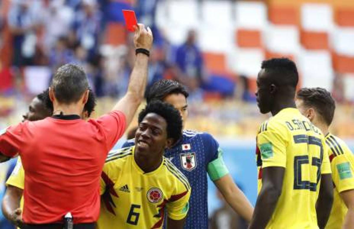 Saransk (Russian Federation), 19/06/2018.- Carlos Sanchez (C) of Colombia receives the red card during the FIFA World Cup 2018 group H preliminary round soccer match between Colombia and Japan in Saransk, Russia, 19 June 2018. (RESTRICTIONS APPLY: Editorial Use Only, not used in association with any commercial entity - Images must not be used in any form of alert service or push service of any kind including via mobile alert services, downloads to mobile devices or MMS messaging - Images must appear as still images and must not emulate match action video footage - No alteration is made to, and no text or image is superimposed over, any published image which: (a) intentionally obscures or removes a sponsor identification image; or (b) adds or overlays the commercial identification of any third party which is not officially associated with the FIFA World Cup) (Mundial de Fútbol, Rusia, Japón) EFE/EPA/ERIK S. LESSER EDITORIAL USE ONLY