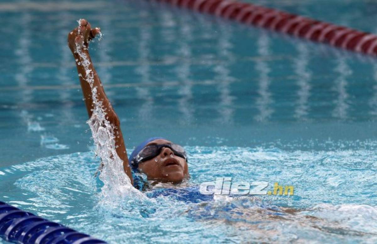 Samaria Eguigure, la catracha que sobrevivió al fuego y ahora es nadadora