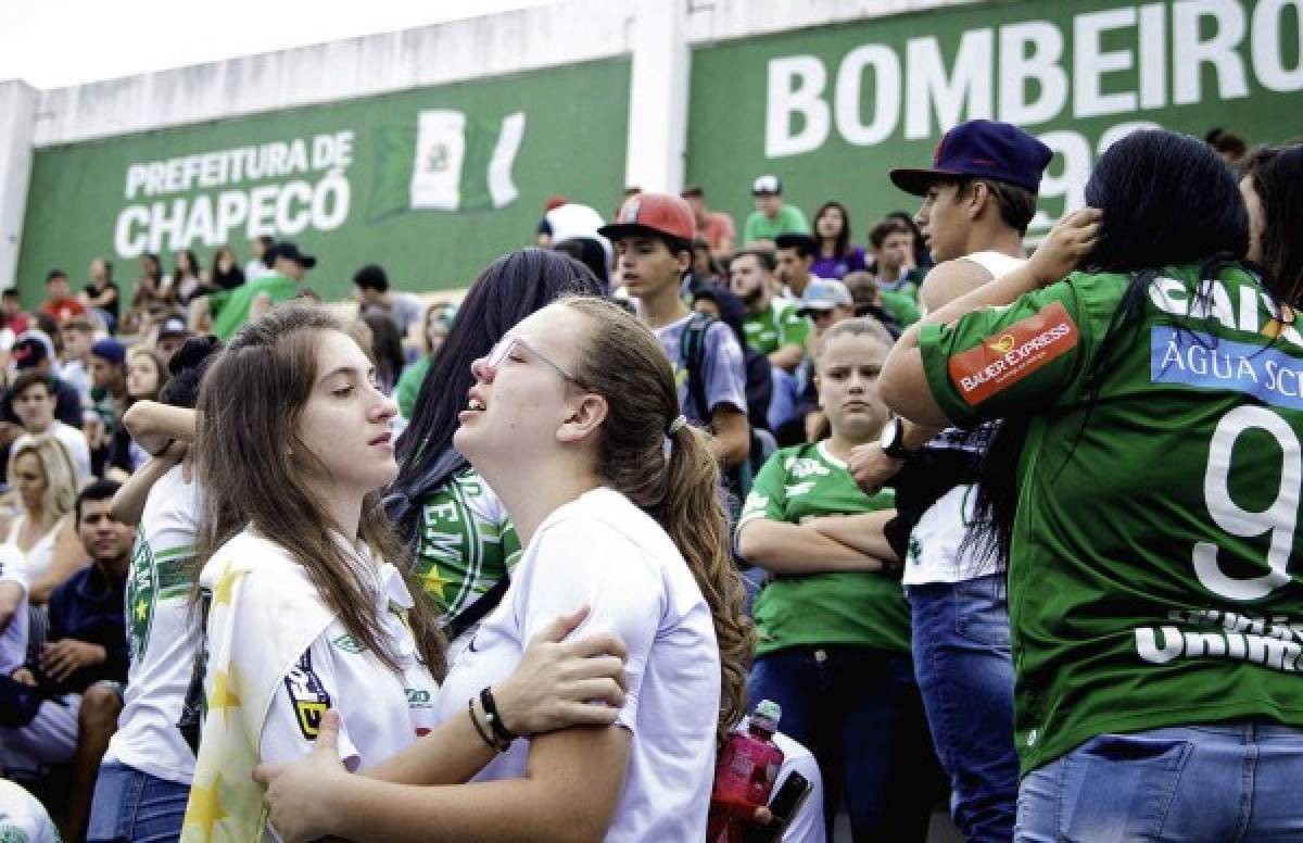 Llanto y dolor: El sufrimiento de los miles de aficionados del Chapecoense