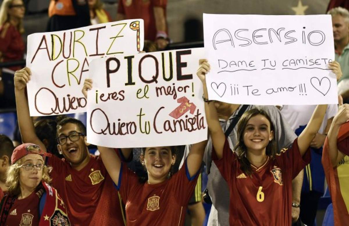 Lo que no se vio en TV: Polémica actitud de Piqué en el himno y el festejo de España en camerinos