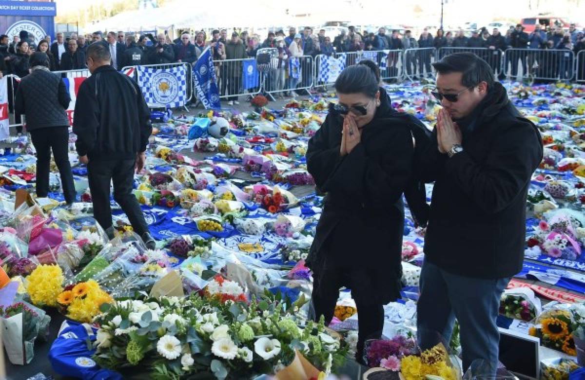 Jugadores del Leicester le rindieron tributo a su presidente en el King Power Stadium