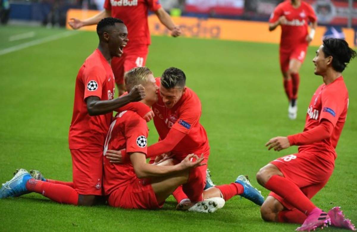 Salzburg's Norwegian forward Erling Braut Haland celebrates with team mates after scoring the 1-1 during the UEFA Champions League Group E football match FC Red Bull Salzburg v SSC Napoli on 23 October 2019 in Salzburg, Austria. (Photo by BARBARA GINDL / APA / AFP) / Austria OUT
