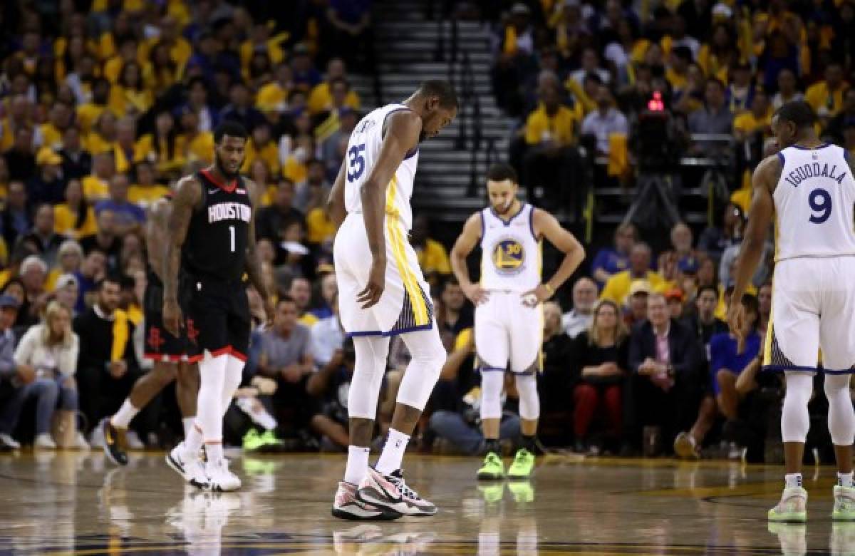 OAKLAND, CALIFORNIA - MAY 08: Kevin Durant #35 of the Golden State Warriors walks off the court after injuring himself against the Houston Rockets during Game Five of the Western Conference Semifinals of the 2019 NBA Playoffs at ORACLE Arena on May 08, 2019 in Oakland, California. NOTE TO USER: User expressly acknowledges and agrees that, by downloading and or using this photograph, User is consenting to the terms and conditions of the Getty Images License Agreement. Ezra Shaw/Getty Images/AFP
