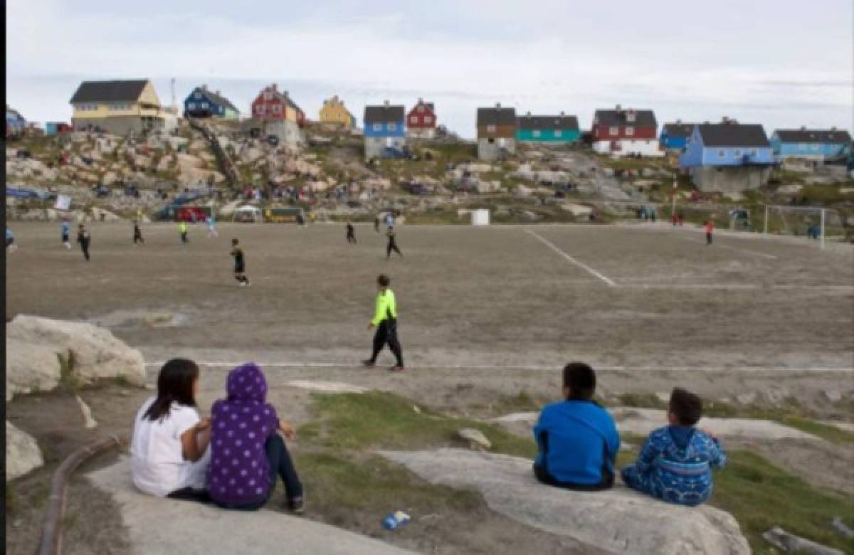 Así es el fútbol en Groenlandia: En medio de icebergs, ballenas y la temporada dura solo siete día