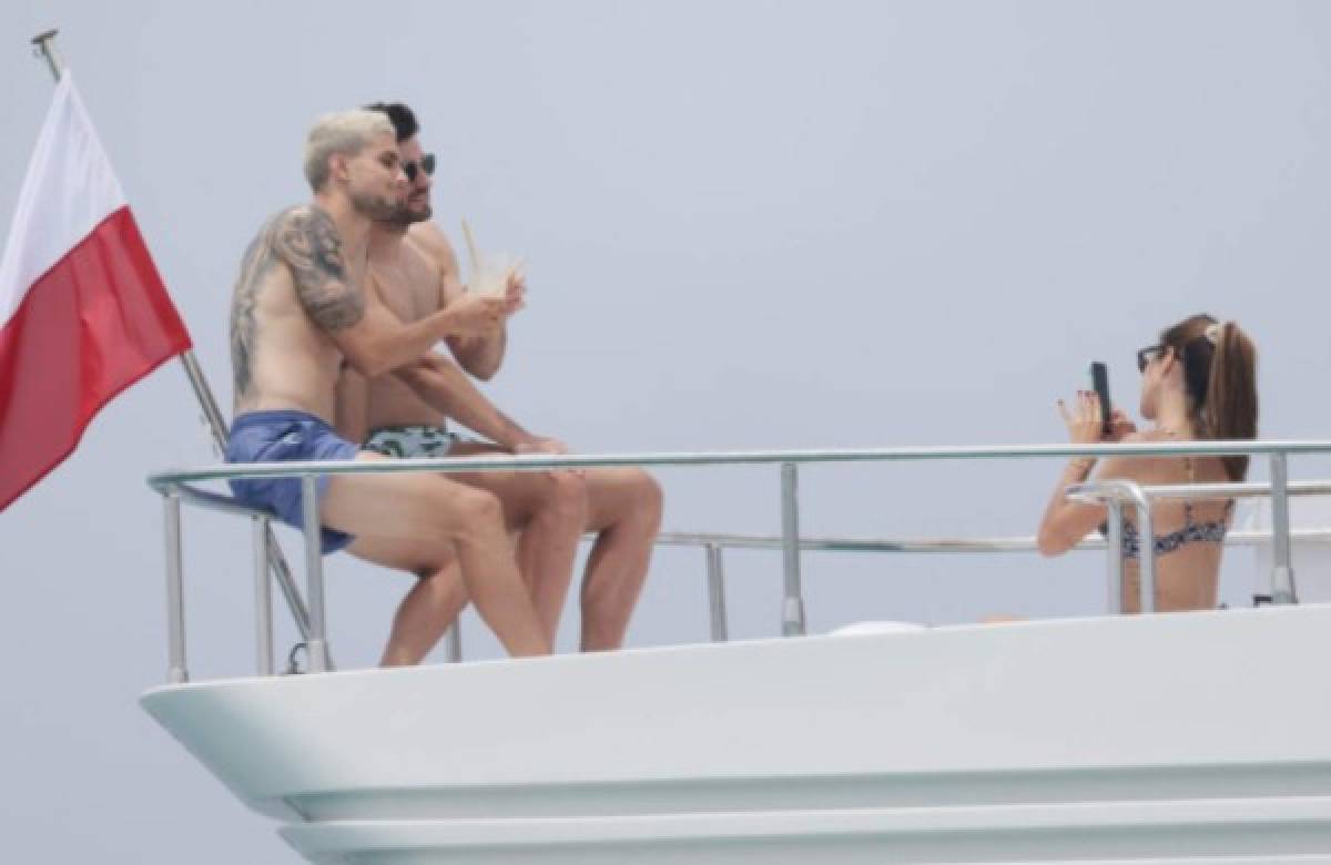 Exfutbolista del Barcelona derrocha pasión con su preciosa esposa en Ibiza y sorprende con enorme tatuaje