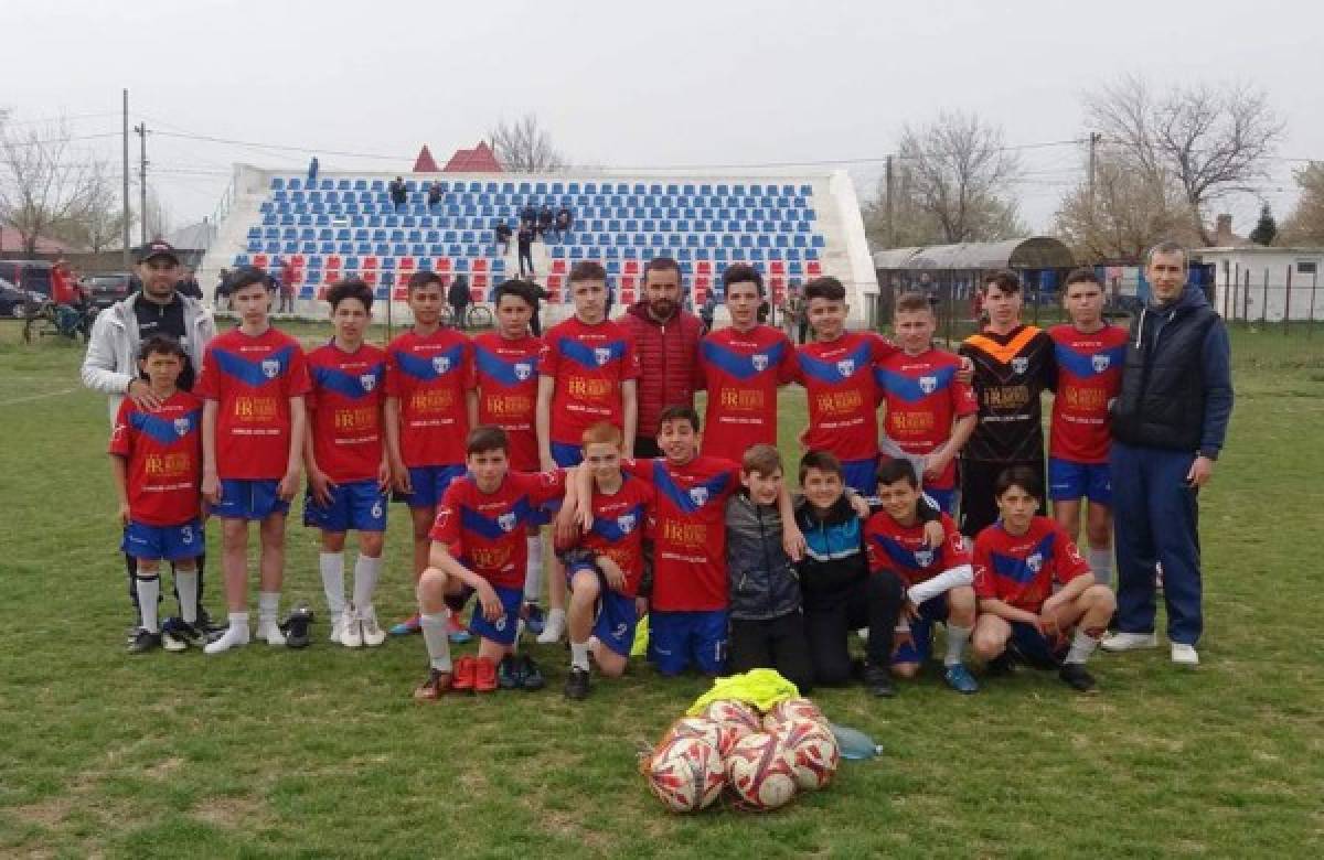 Equipo de Rumania usa el antiguo escudo de la selección de Honduras