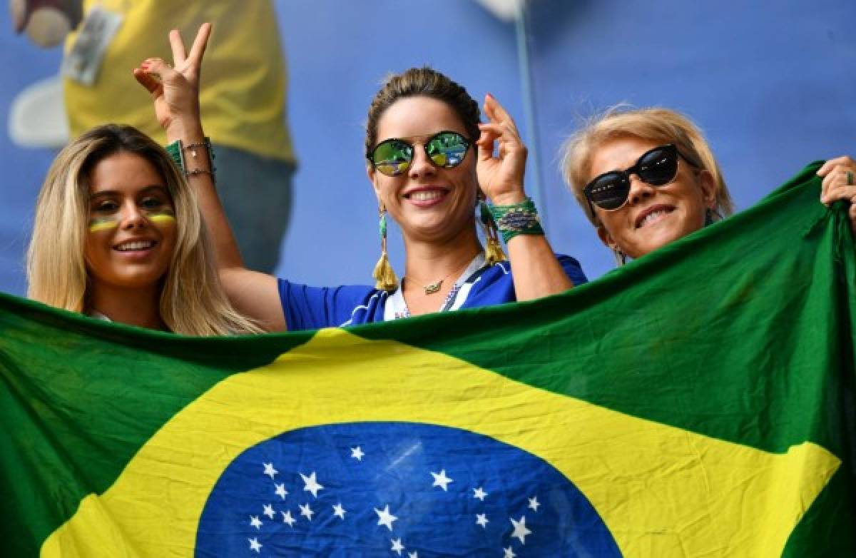 MUÑECOTAS: Aficionadas de Brasil y México enamoran en el Samara Arena