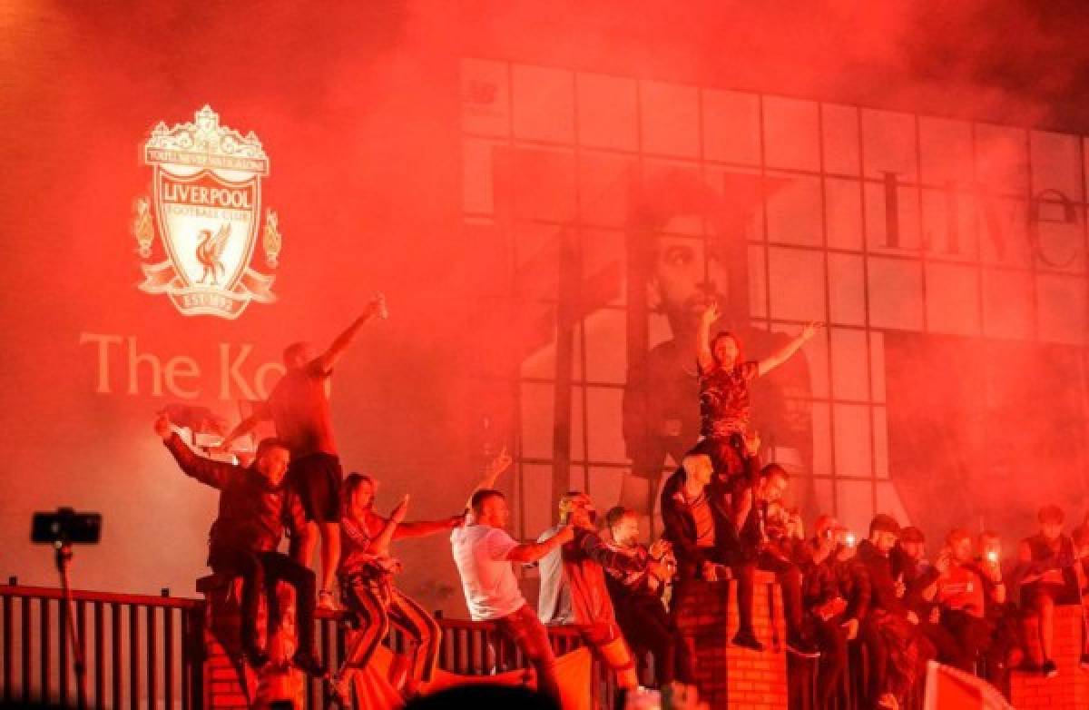 ¡Locura total! El espectacular festejo del Liverpool tras recibir el trofeo de la Premier League