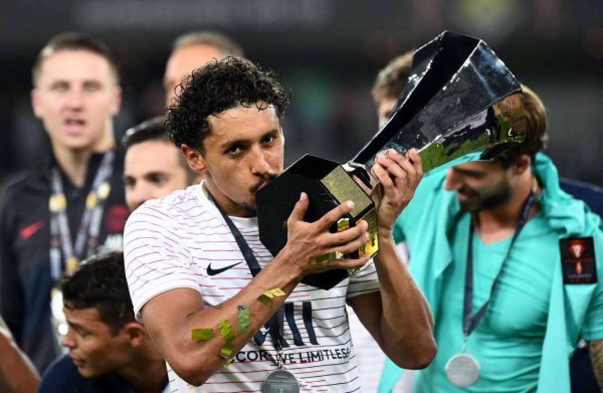 El beso a la copa, el emotivo abrazo y la foto grupal, así celebró Neymar la Súpercopa con el PSG