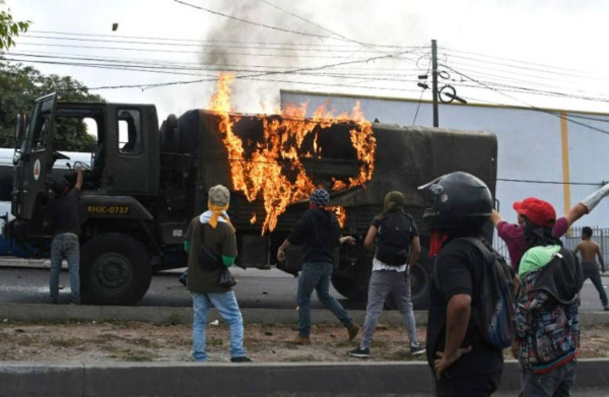 EN FOTOS: Carreteras tomadas y autos incendiados, así está Honduras este viernes