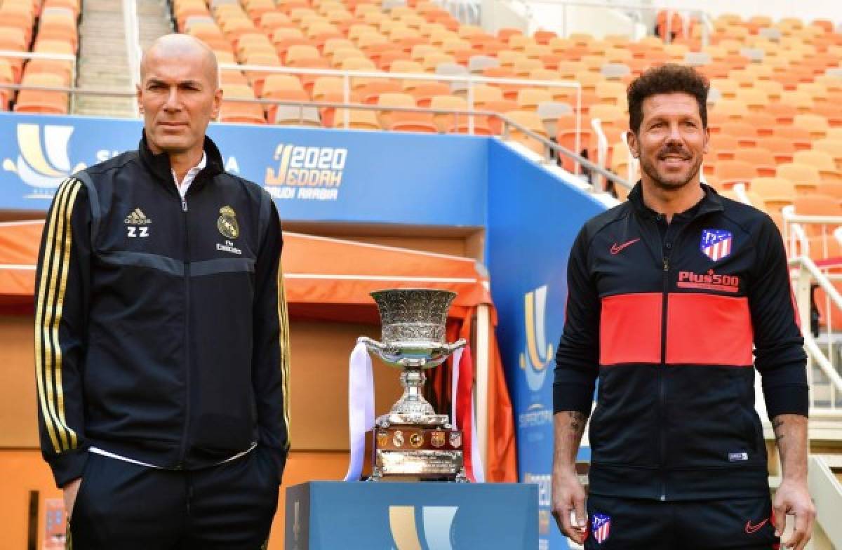 Real Madrid's French coach Zinedine Zidane (L) and Atletico Madrid's Argentinian coach Diego Simeone pose next to the Spanish Super Cup trophy on the eve of the final, at Saudi Arabia's King Abdullah Sports city stadium in the port city of Jeddah, on January 11, 2020. (Photo by Giuseppe CACACE / AFP)