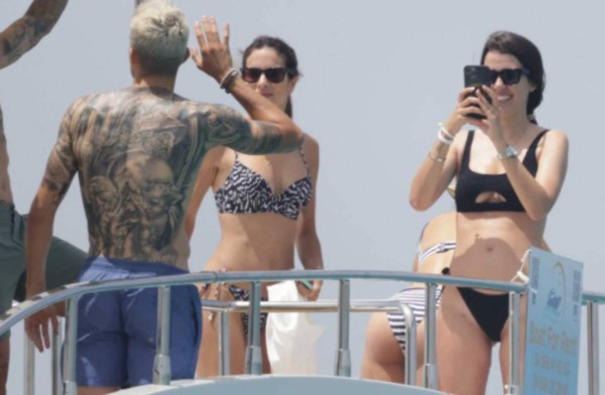 Exfutbolista del Barcelona derrocha pasión con su preciosa esposa en Ibiza y sorprende con enorme tatuaje
