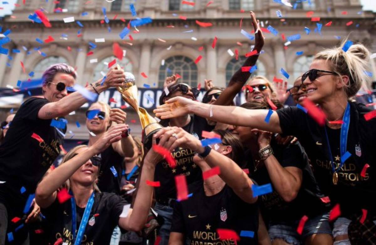 Espectacular y 'polémico' desfile en Nueva York para celebrar con la selección femenina de USA