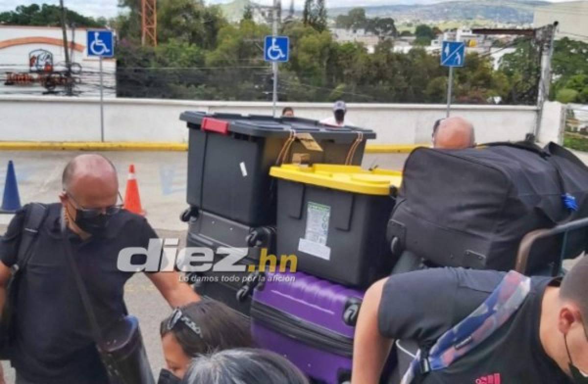 ¡Se fue mudo y con todas sus maletas! Las imágenes de la partida del técnico Fabián Coito