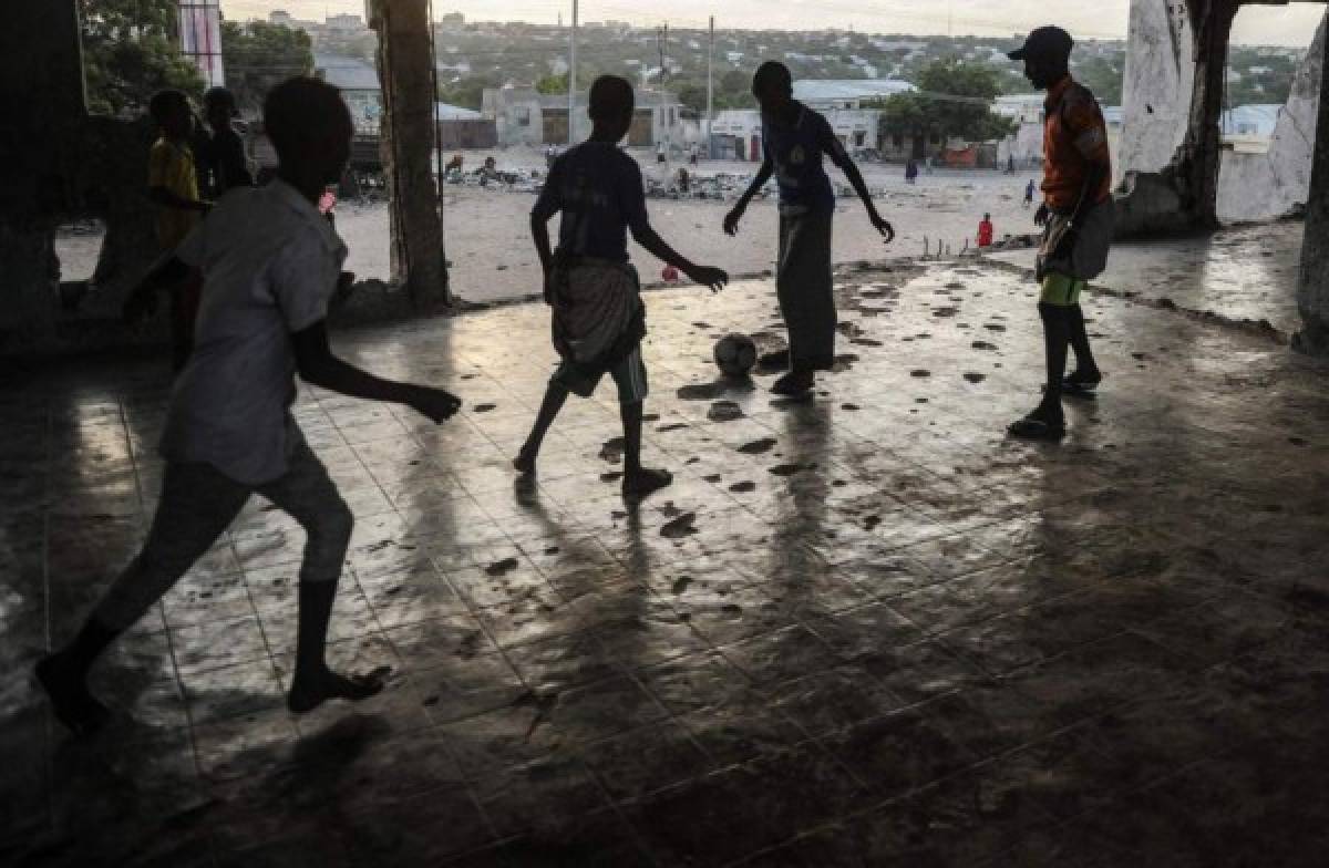 ¡IMPACTANTE! La triste realidad de como juegan fútbol los niños en Mogadishu, Somalia