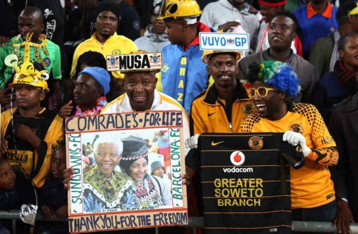 Fans react during a friendly match on May 16, 2018 at FNB Soccer Stadium in Johannesburg, South Africa. / AFP PHOTO / PHILL MAGAKOE