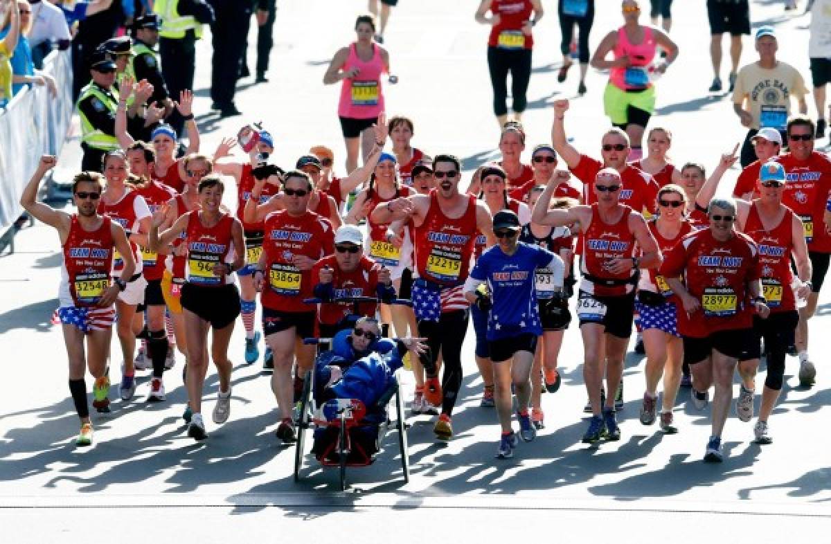 Boston vuelve a correr su maratón un año después de los atentados