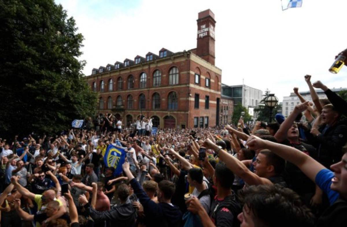 Un desastre: Así quedaron las calles tras las celebración del ascenso del Leeds United de Bielsa