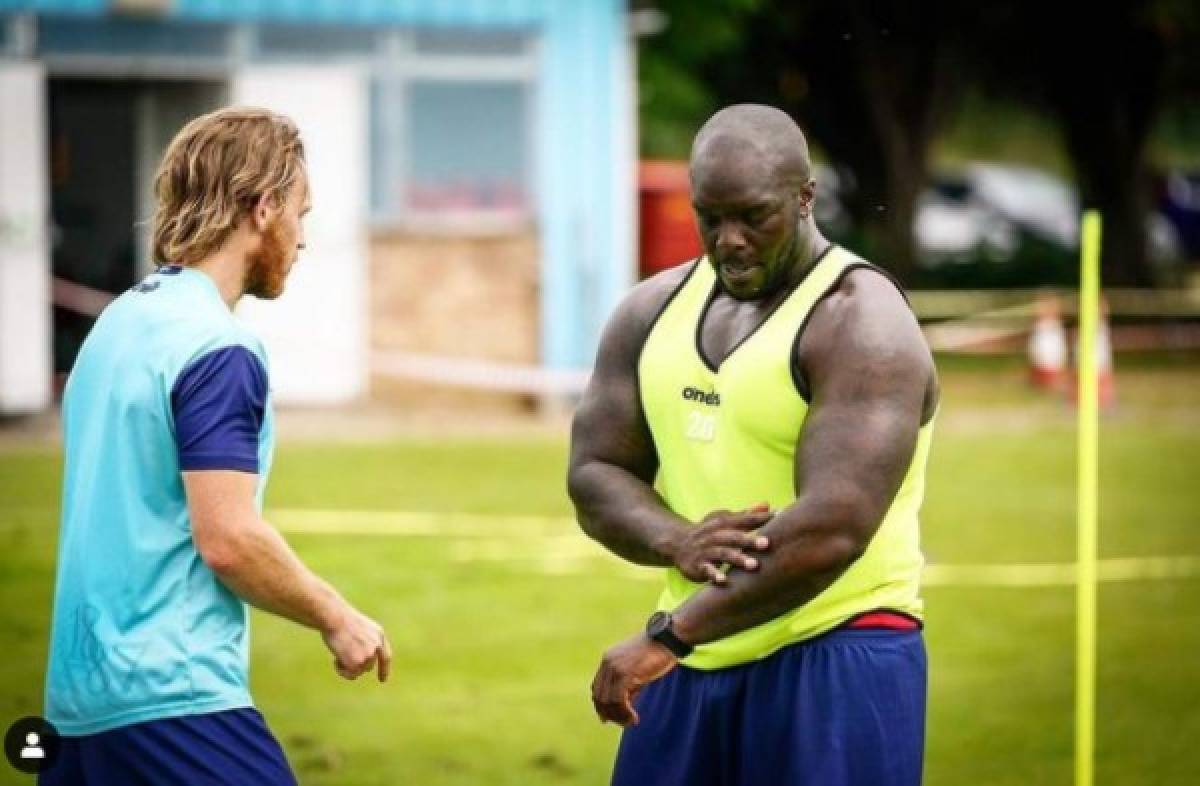 El calvario que vive Adebayo Akinfenwa, el futbolista de más de 220 libras: 'Me está matando'