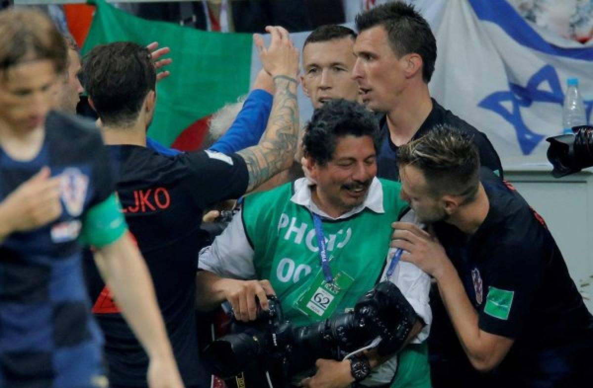 Fotógrafo de El Salvador recibe beso de croata en gol de Mandzukic